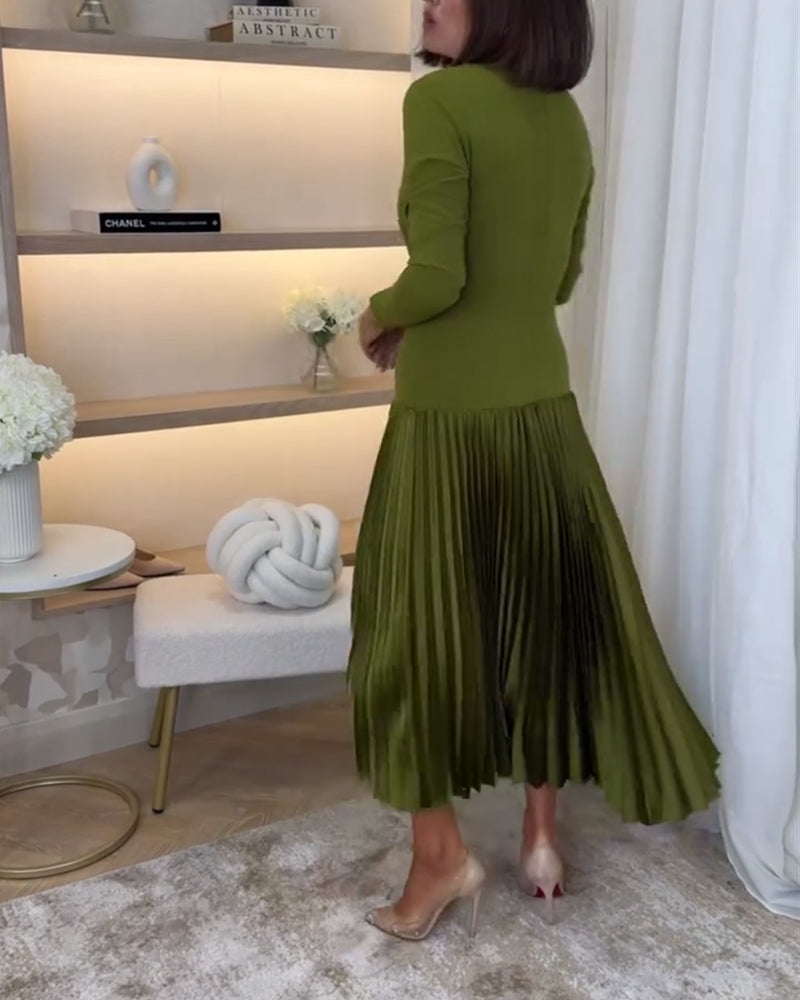 Grøn kjole med lange ærmer og plissering