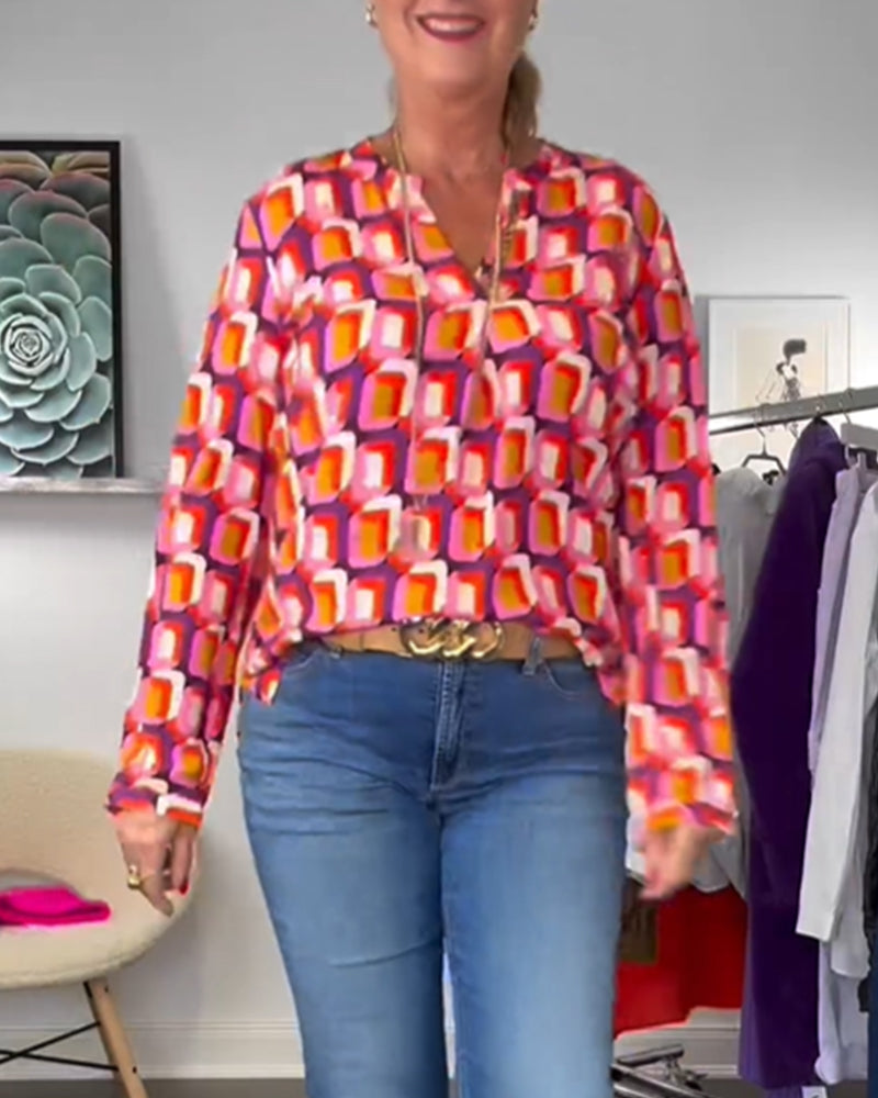 Multifarvet bluse med geometrisk mønster