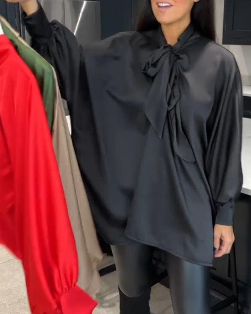 Ensfarvet og elegant bluse med integreret tørklæde