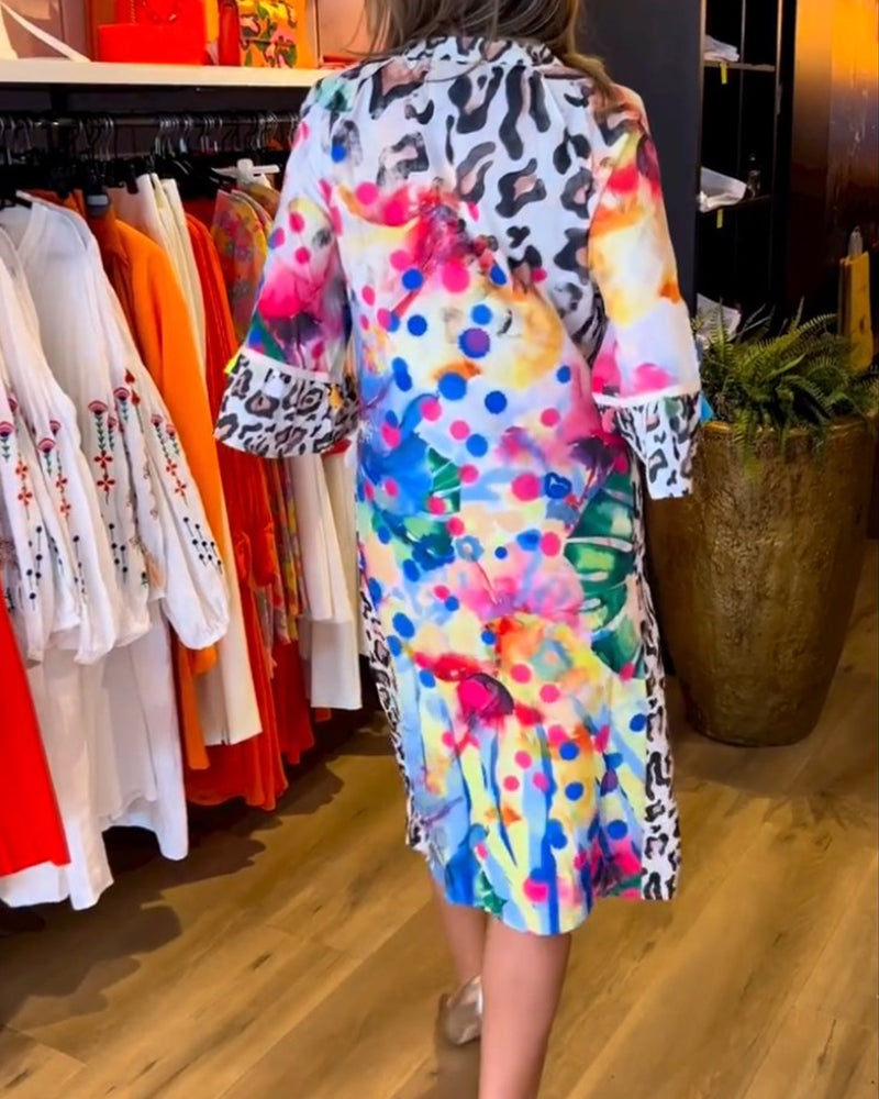 Farverig V-halset midikjole med delvist leopardprint