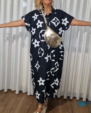 Sort kjole med reverskrave og monogram print