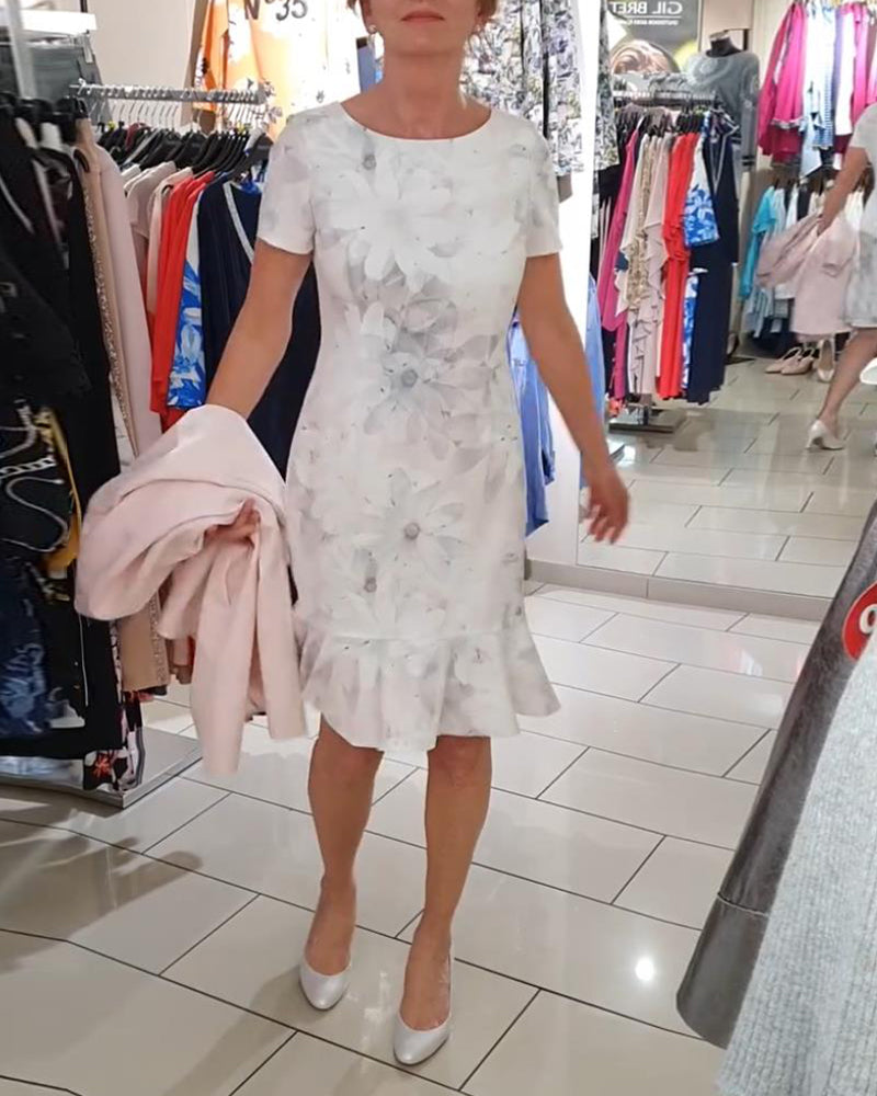 Elegant blomsterkjole med korte ærmer og flæsekant