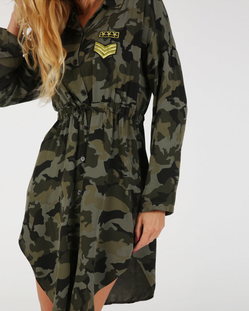 Langærmet kjole i militær-stil