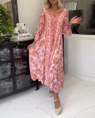 Elegant trykt kjole med V-udskæring og snøre