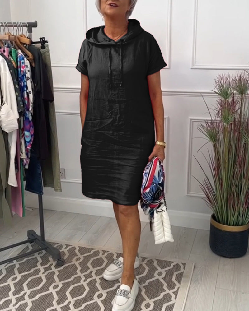 Afslappet kjole med korte ærmer og hætte