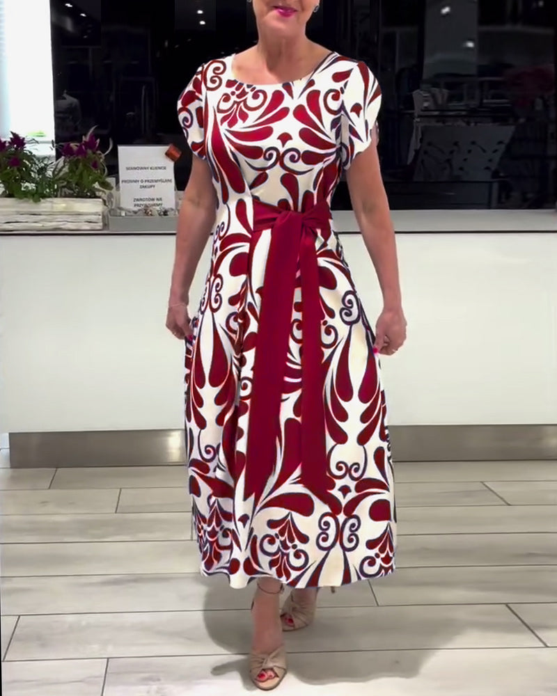 Elegant kortærmet kjole med print og taljebånd