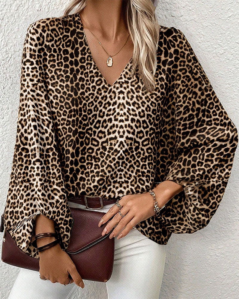 Stilfuld leopardprint top med V-udskæring og lanterneærmer