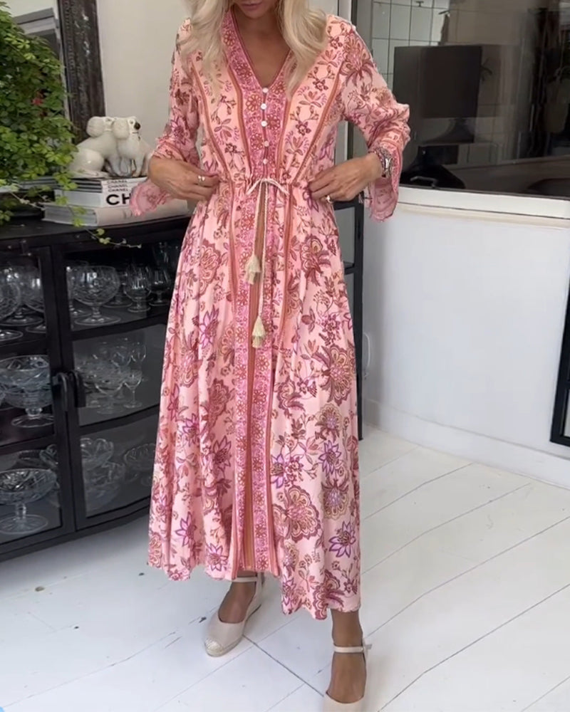 Elegant trykt kjole med V-udskæring og snøre