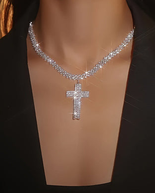 Glitrende diamanthalskæde med kors vedhæng