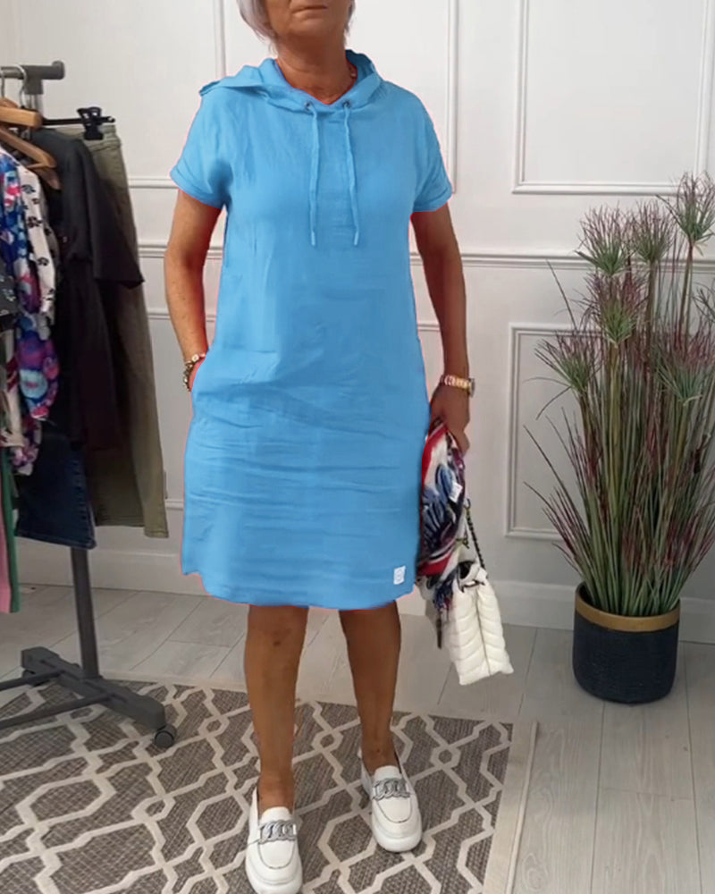 Afslappet kjole med korte ærmer og hætte