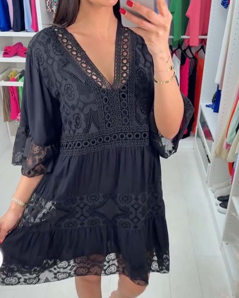 Elegant sort kjole med blondebroderi