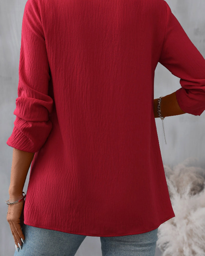 Elegant rundhalset bluse med knapper