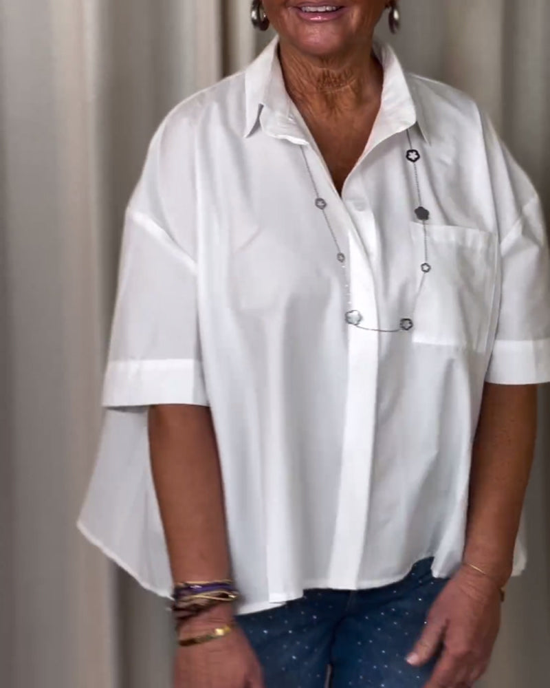 Hvid kortærmet skjorte med plisseret ryg