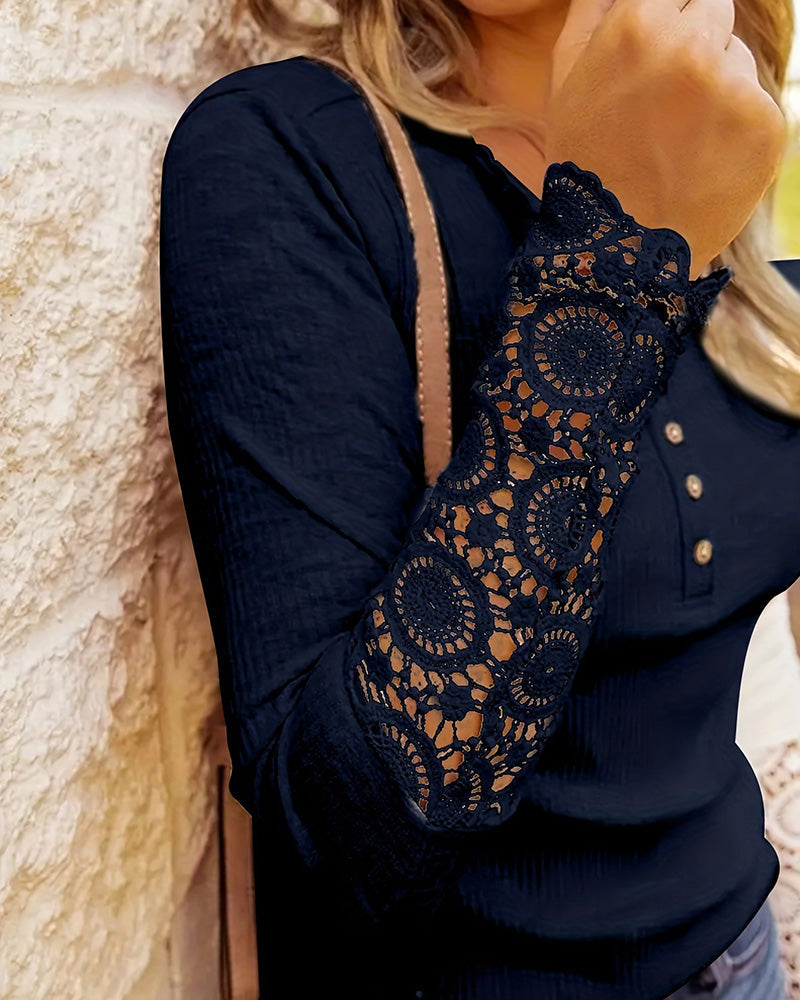Elegant ensfarvet patchwork-top med blonder
