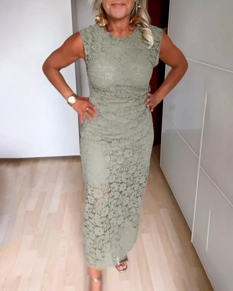 Elegant kjole uden ærmer med blonder og slids