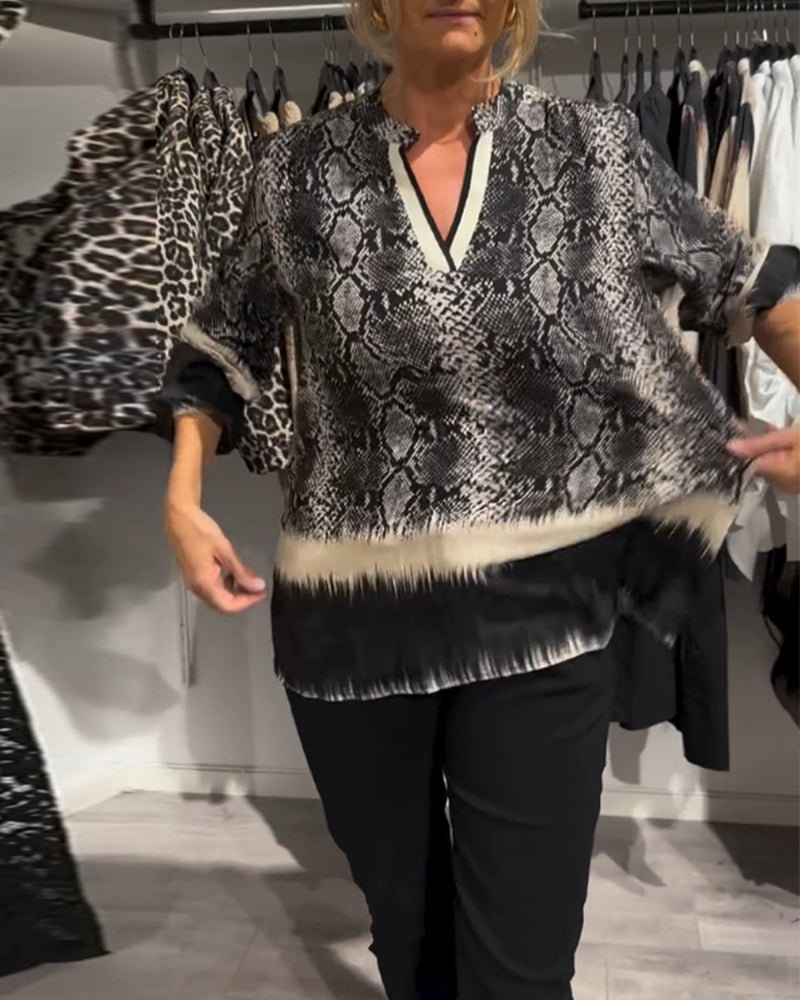 V-halset bluse med slangeskindsmønster