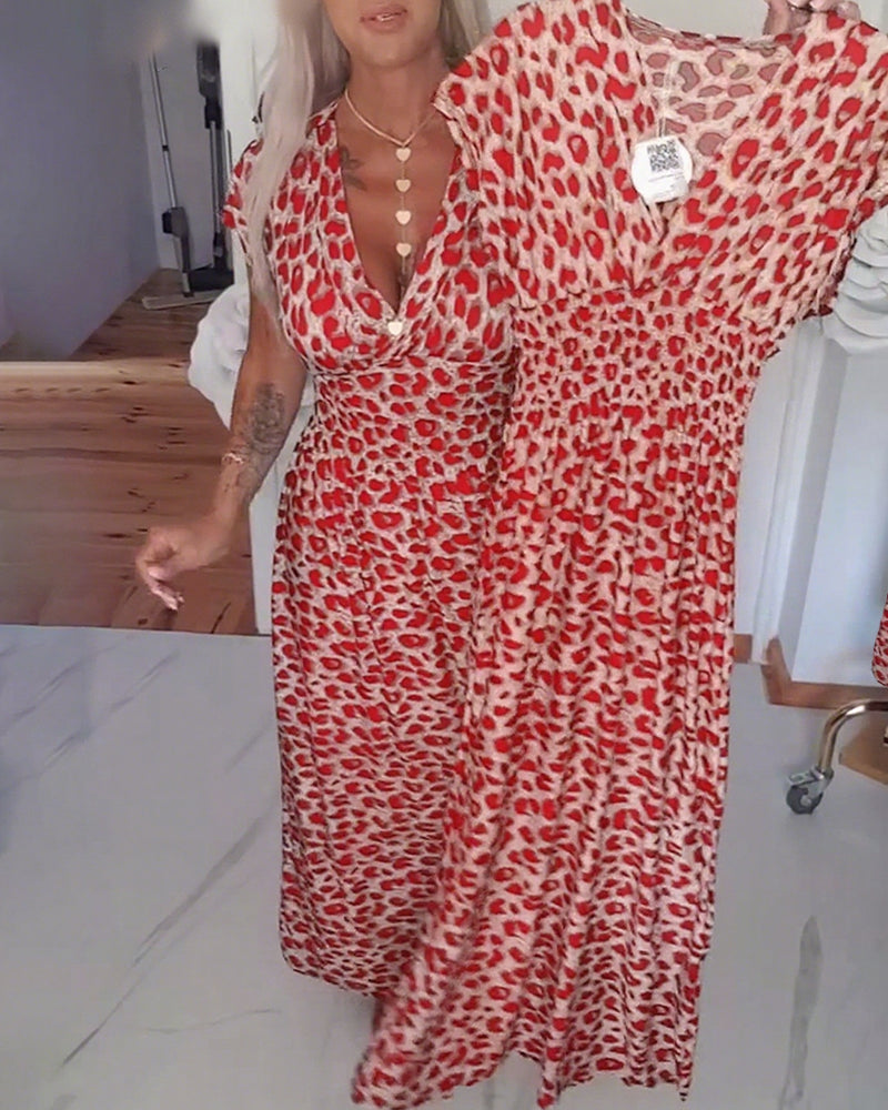 Elegant kjole med leopardprint og v-hals