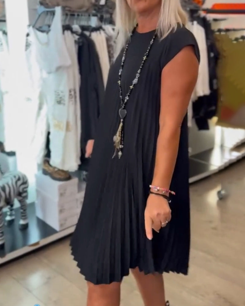 Kortærmet plisseret sort kjole