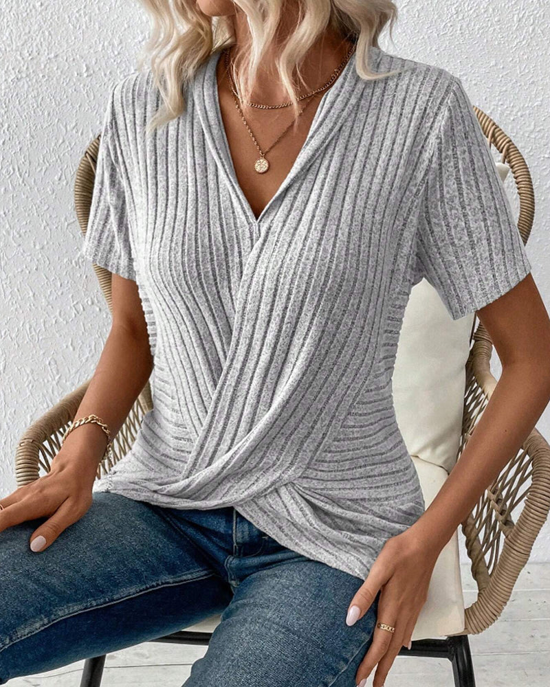 Ribstrikket bluse i slyngedesign