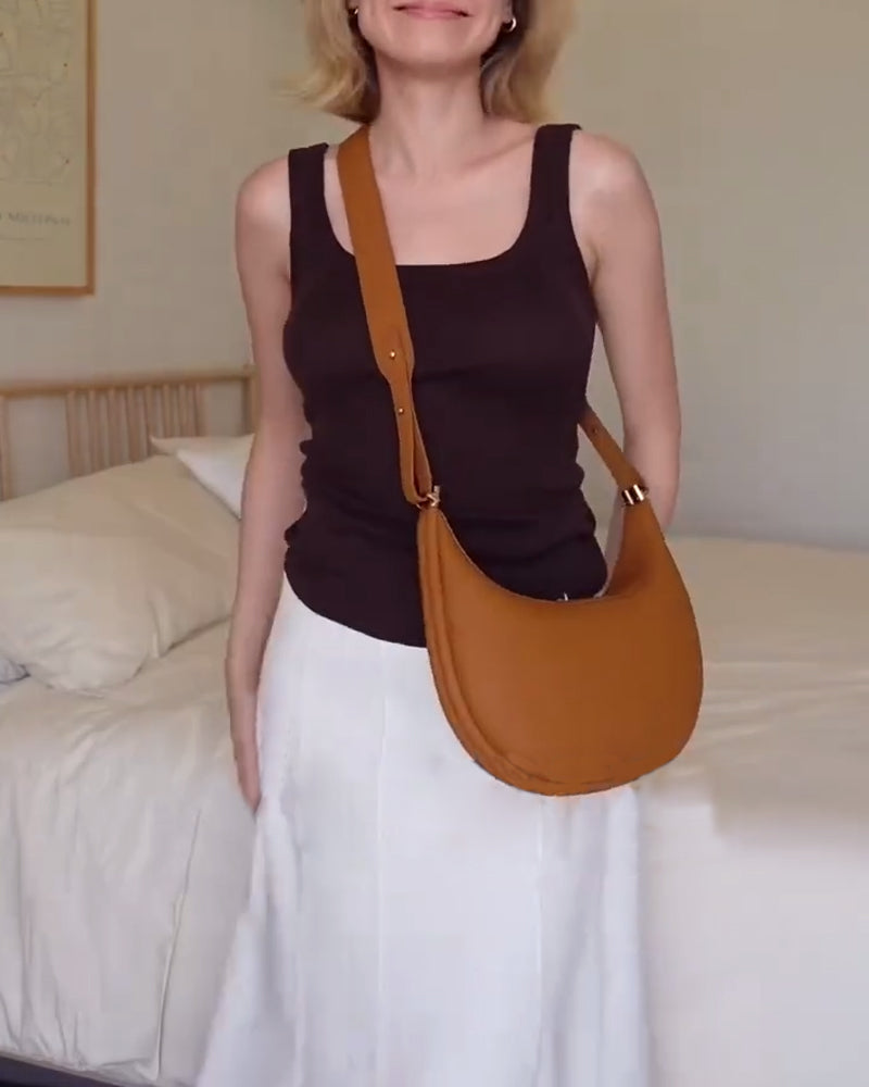Ensfarvet elegant halvmåneformet skuldertaske
