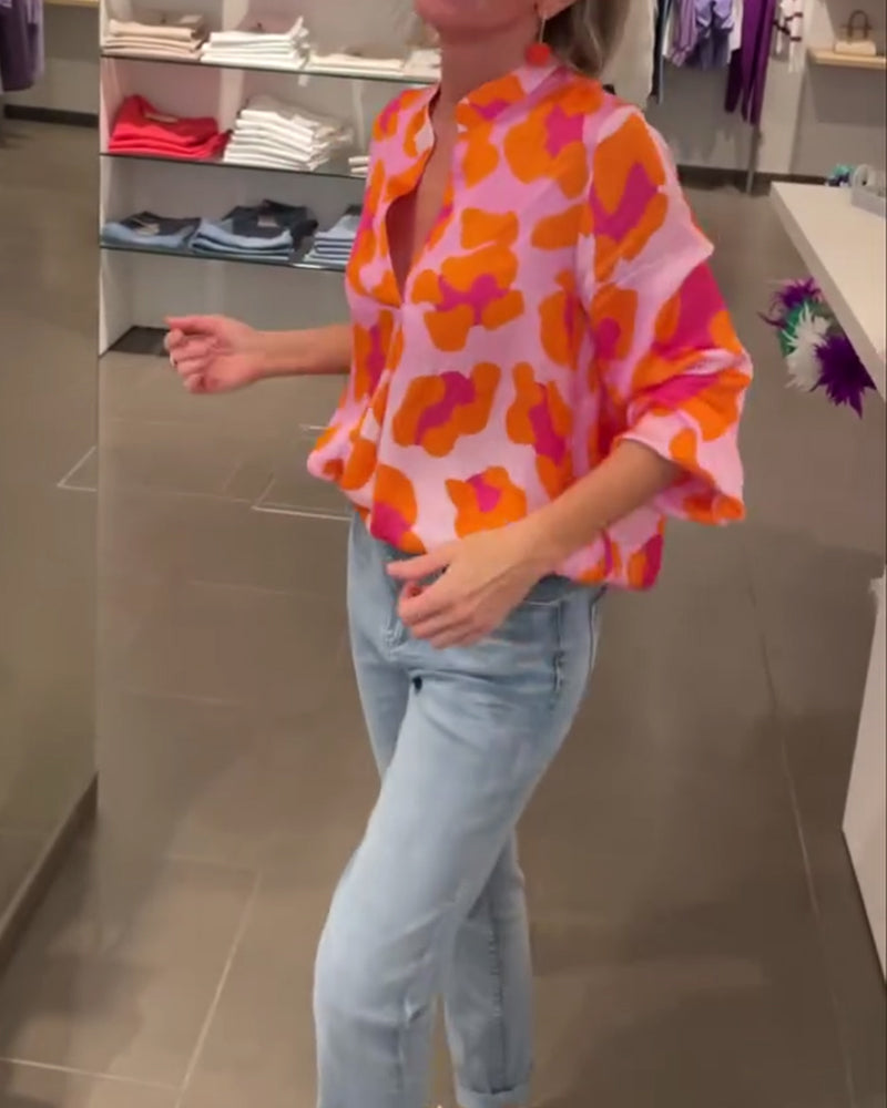 Afslappet top med V-udskæring og lanterneærmer