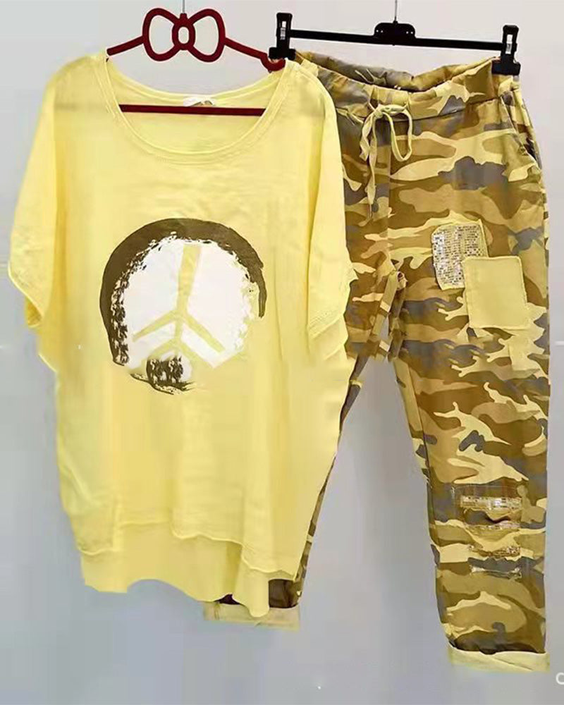 To-delt sæt | Peace T-shirt og bukser med camouflageprint