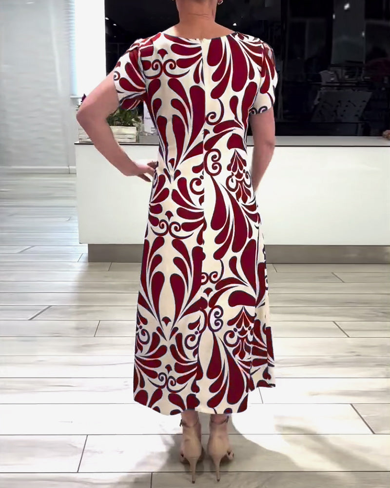 Elegant kortærmet kjole med print og taljebånd