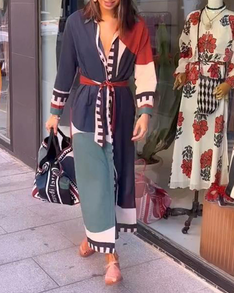 Afslappet kjole med farveblok og taljebånd