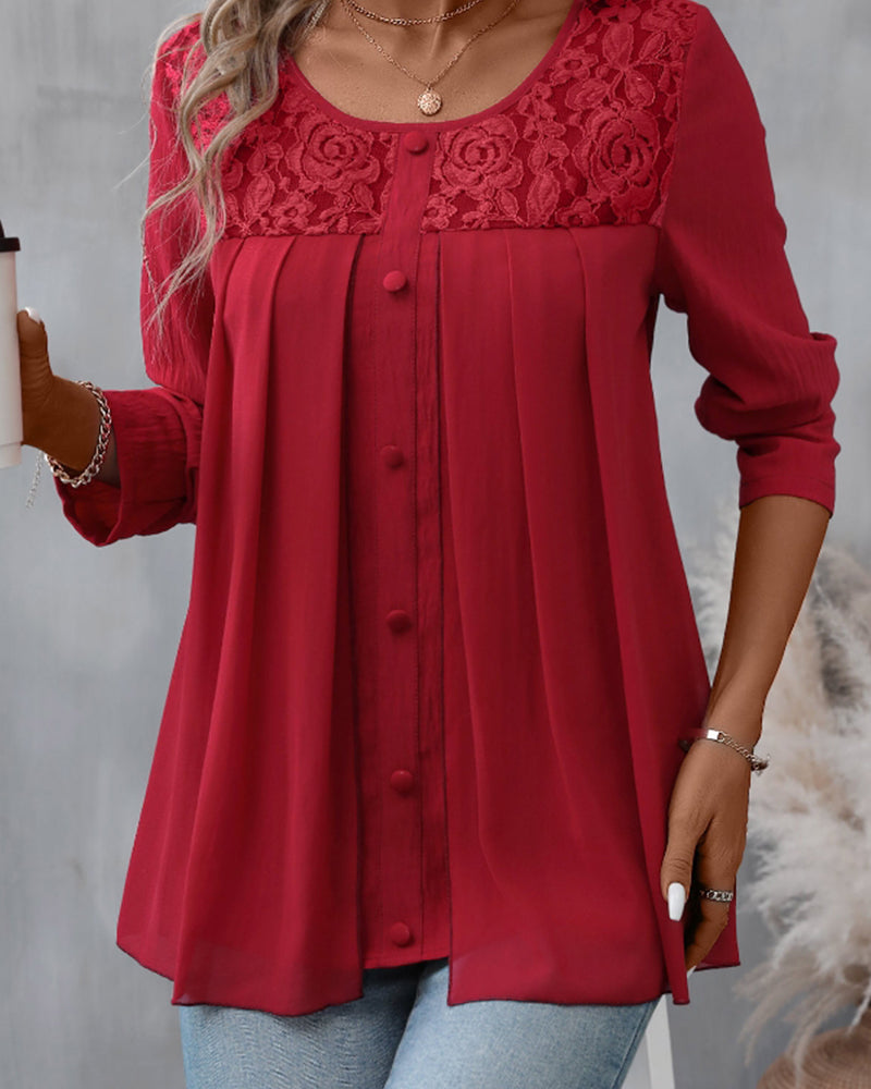 Elegant rundhalset bluse med knapper