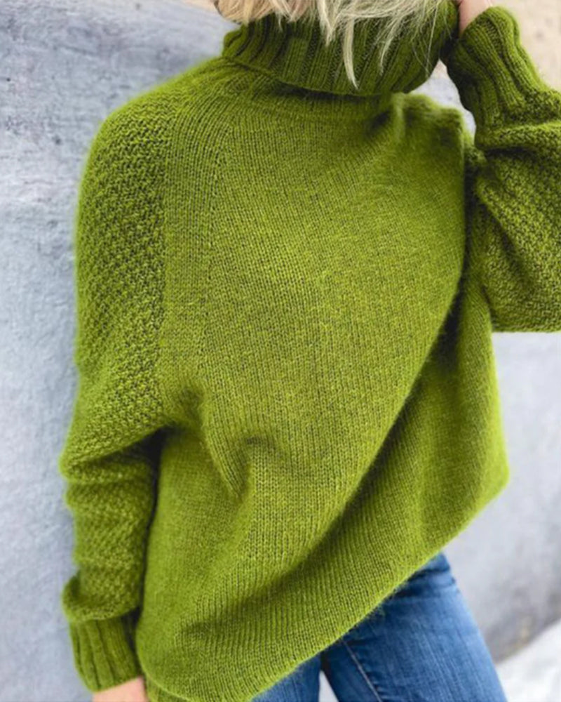 Ensfarvet sweater med rullekrave