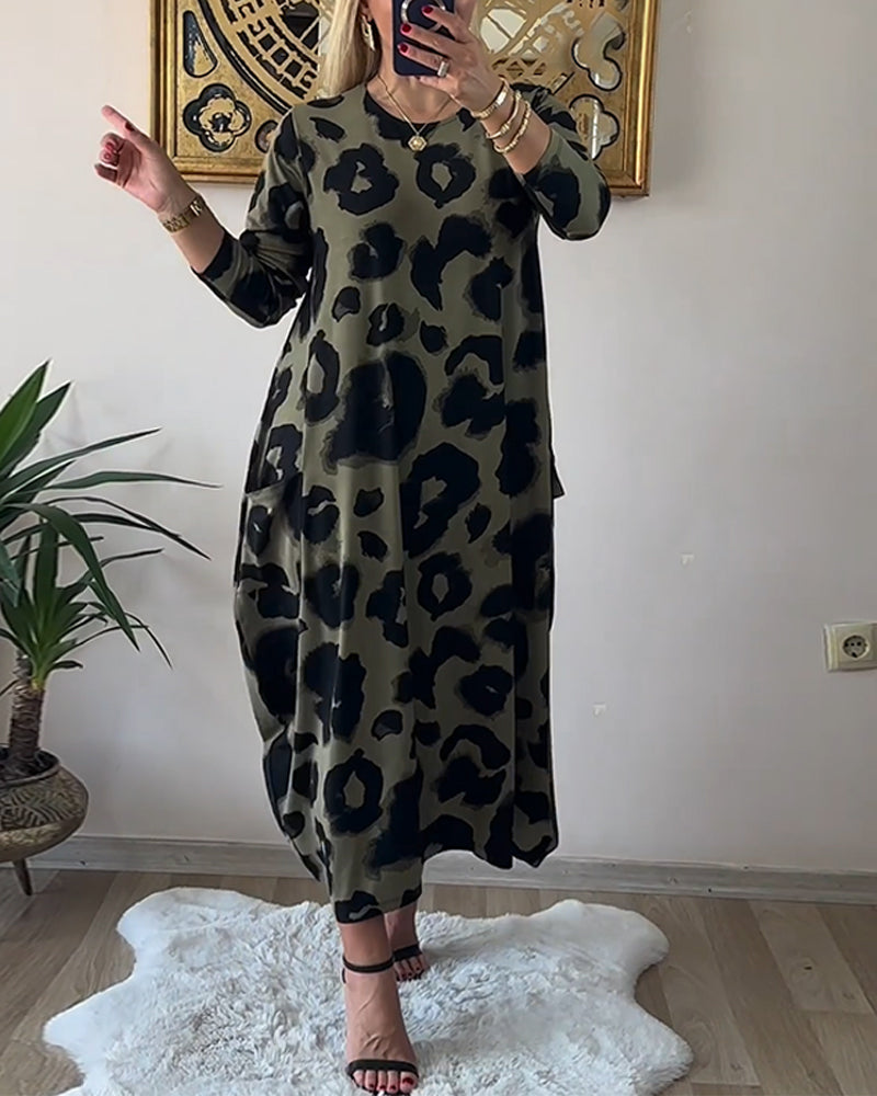 Afslappet løs kjole med leopardprint