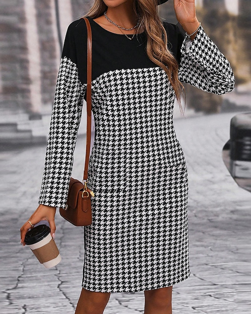 Elegant patchwork kjole med houndstooth mønster