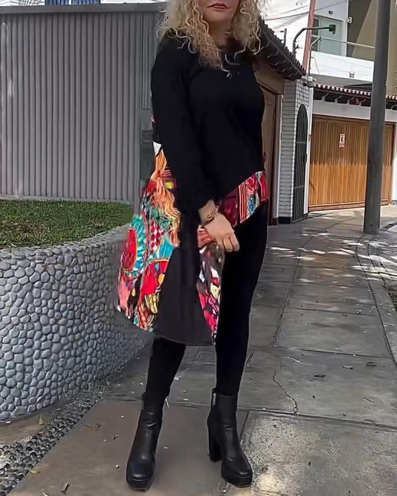 Sort patchworkkjole med hætte og rygprint