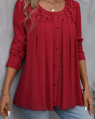 Elegant rundhalset bluse med knapper