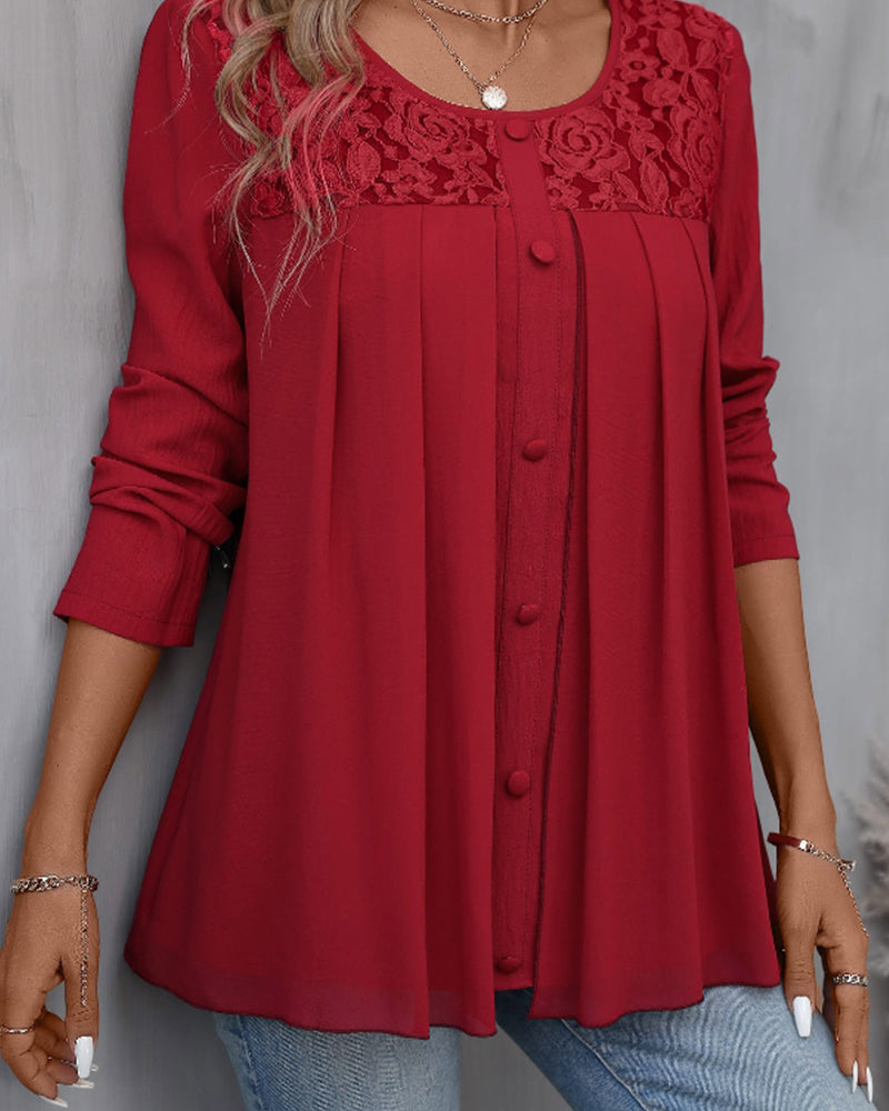Elegant rundhalset bluse med knapper