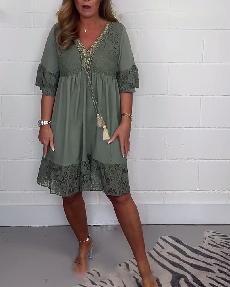 Elegant ensfarvet løs kjole med blonder og V-udskæring