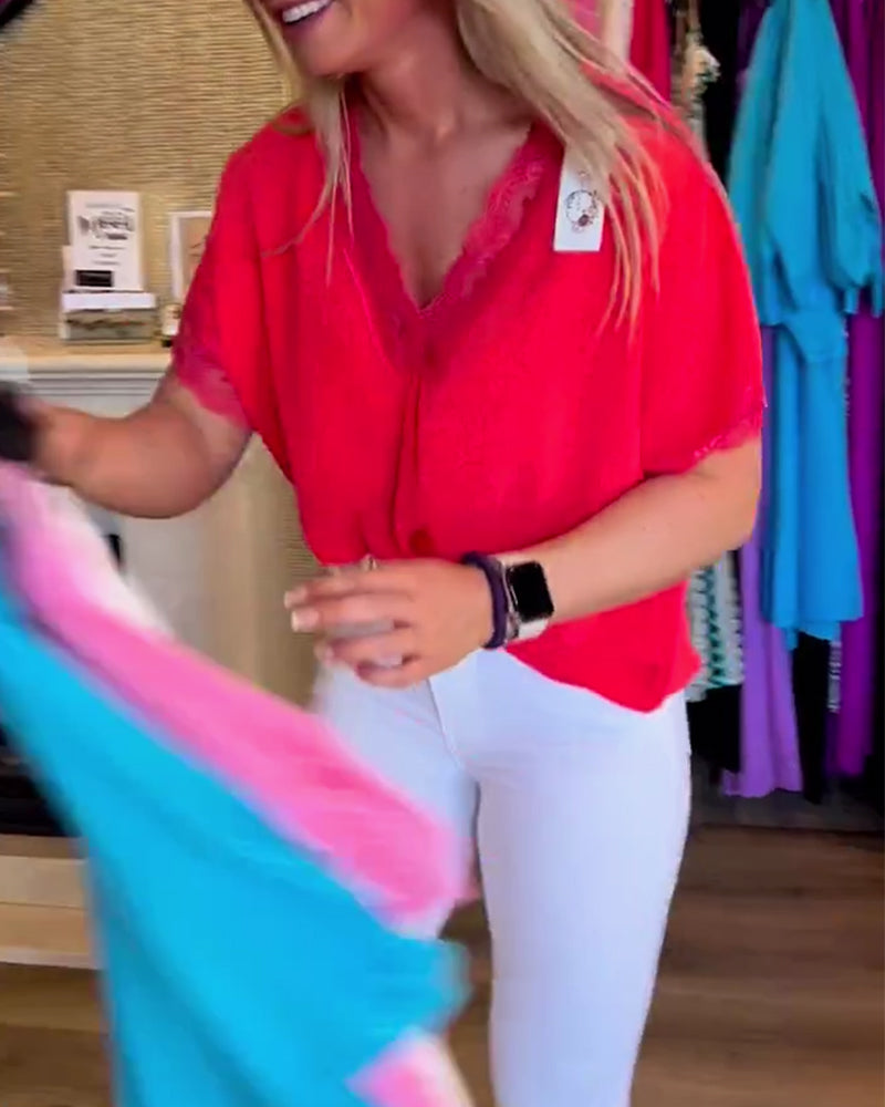 Rød V-halset bluse med blonder