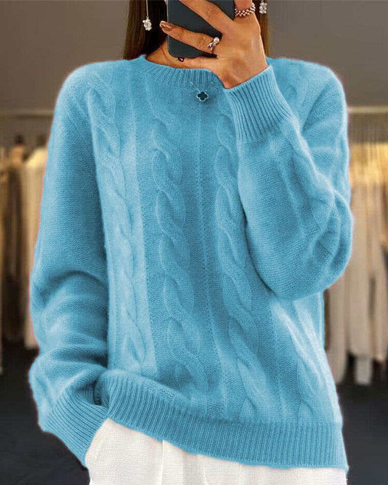 Ensfarvet striksweater med flettet mønster