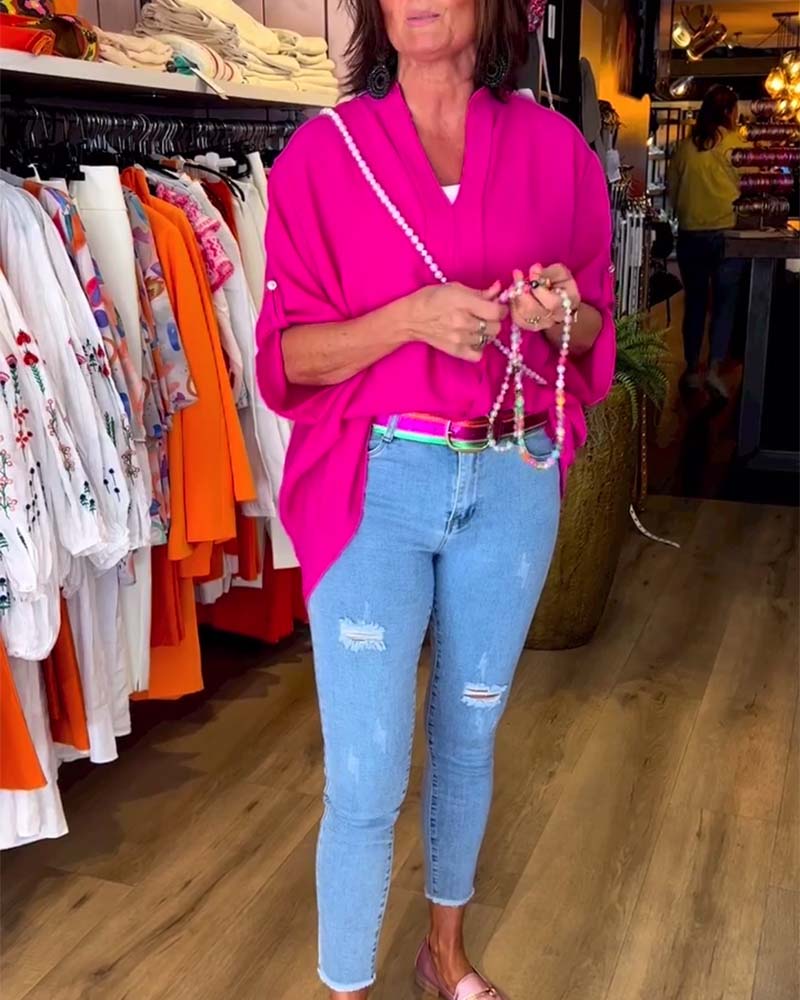 Casual ensfarvet bluse med V-udskæring og trekvarte ærme