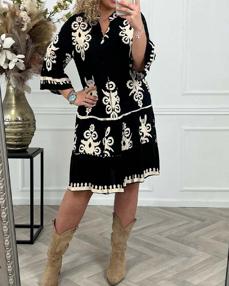 Elegant kjole med V-udskæring og print