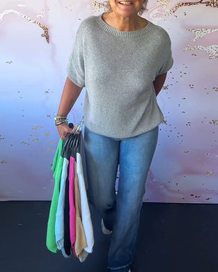 Løs ensfarvet pullover med rund hals