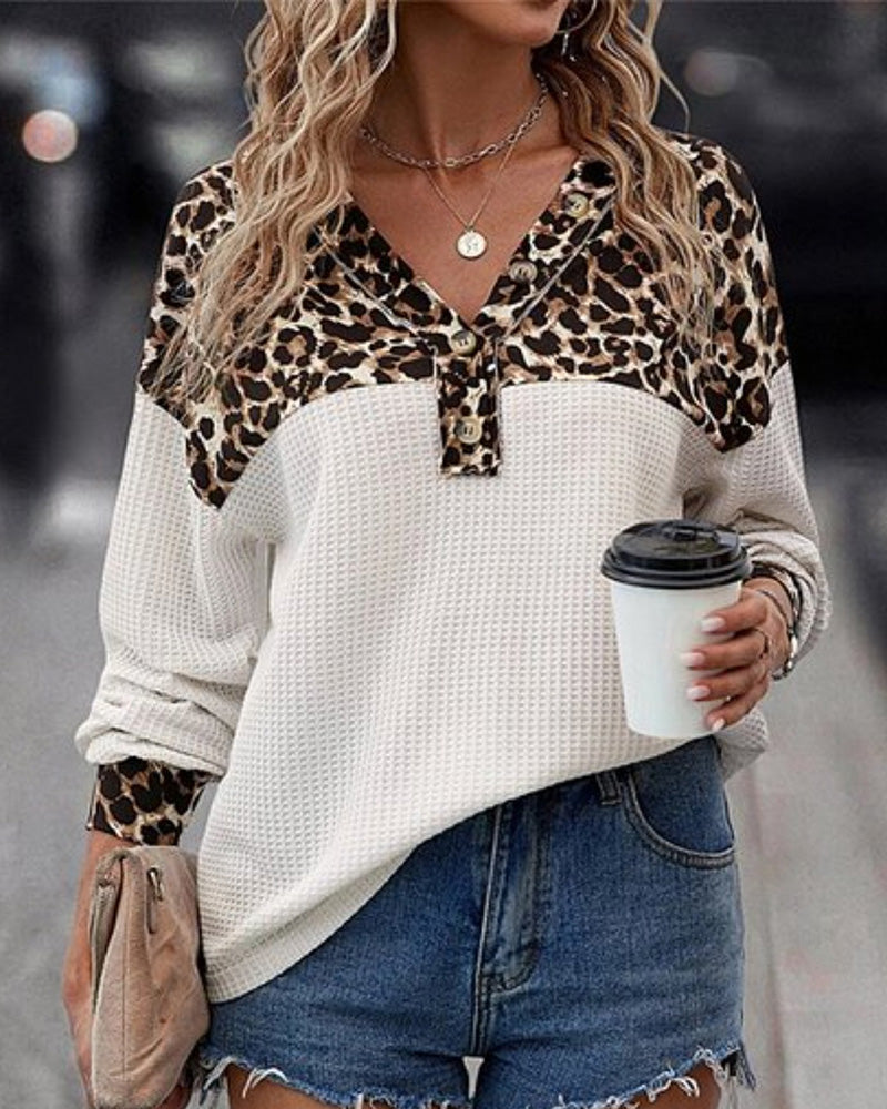 Hvid trøje med delvist leopardprint