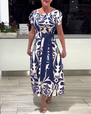 Elegant kortærmet kjole med print og taljebånd