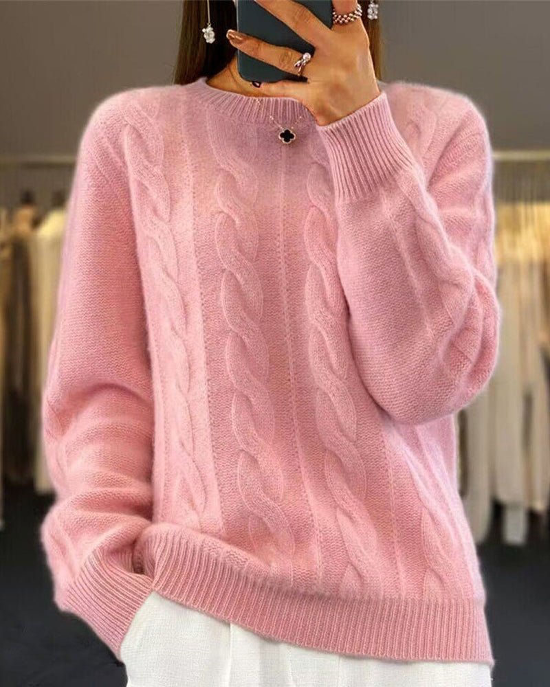 Ensfarvet striksweater med flettet mønster
