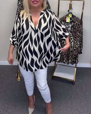 Afslappet bluse med V-udskæring