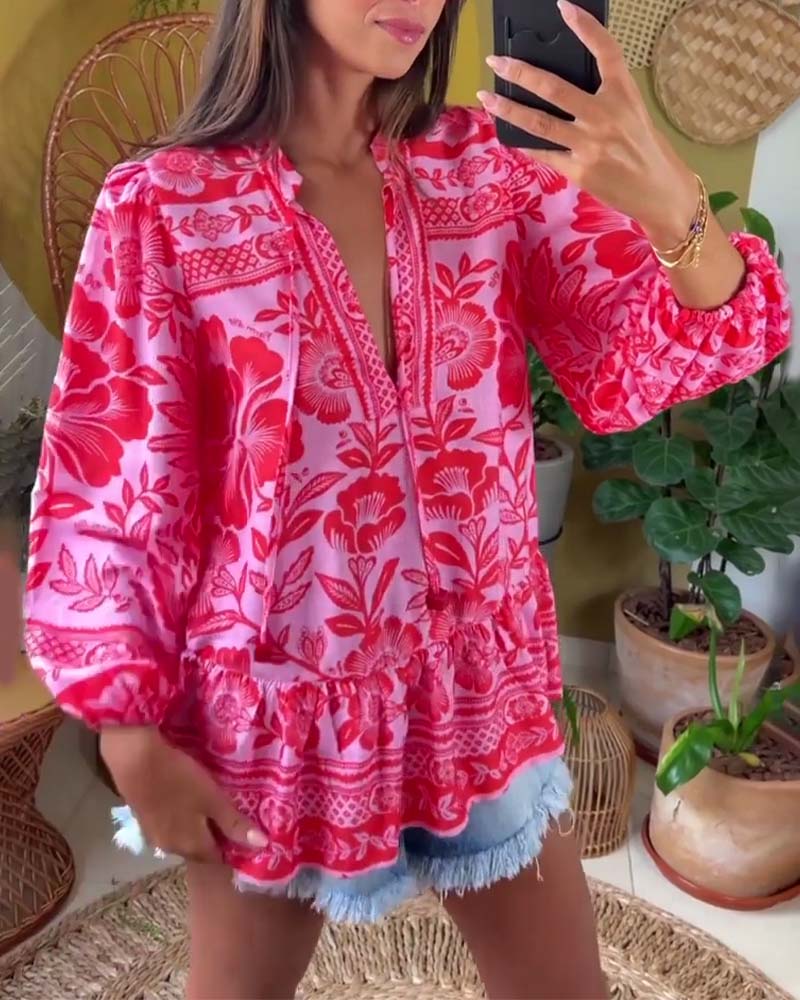 Pink blomsterbluse med dyb V-udskæring