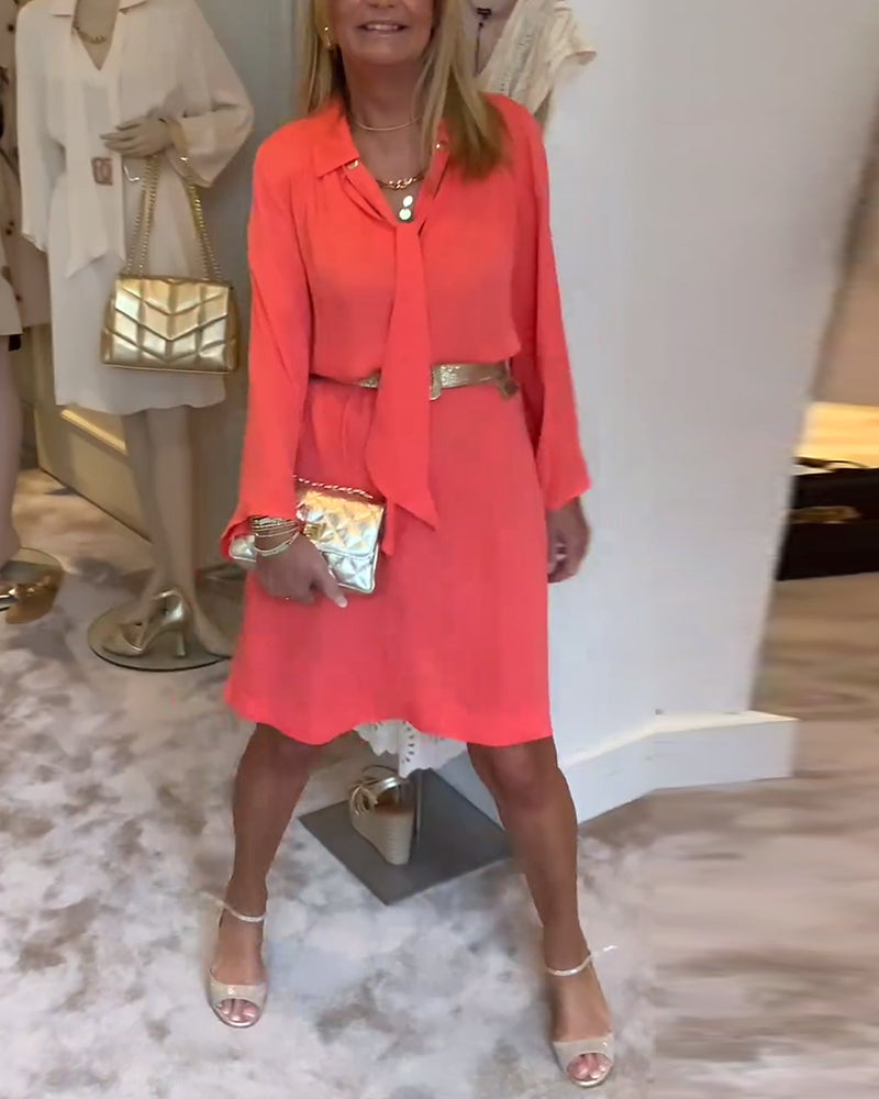 Ensfarvet kjole med bindestrop