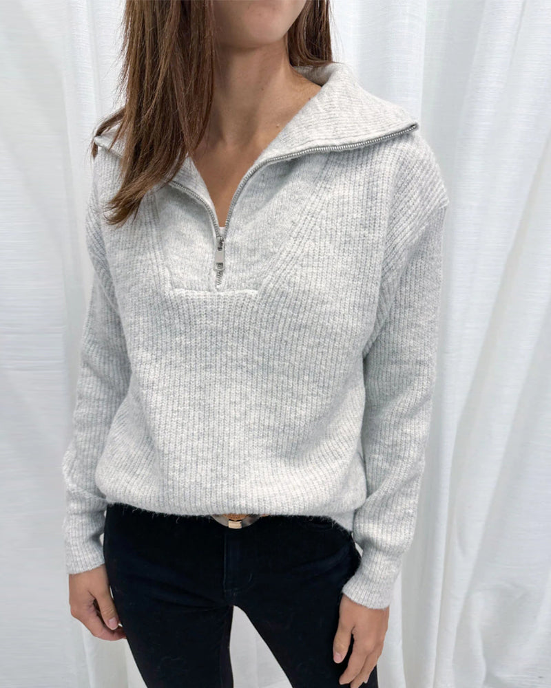 Ensfarvet sweater med lynlås