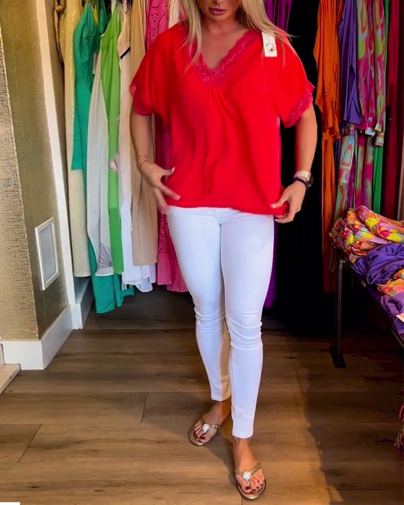 Rød V-halset bluse med blonder