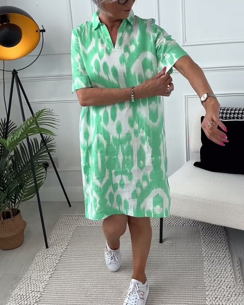 Kortærmet kjole med reverskrave og print